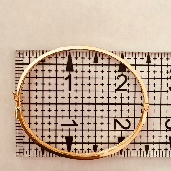 Real 18K Yellow Gold Love Bangle - Picture 7 of 7